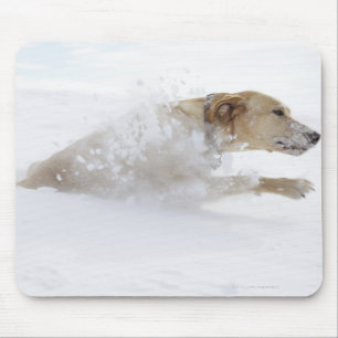 Labrador recovery die door diepe sneeuw loopt muismat