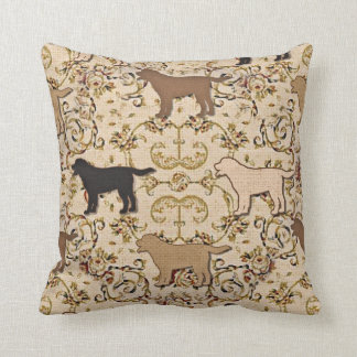 Labrador rekhondehond werpt kussen