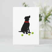 labrador rekwalvishond met geel lab tennisbal RSVP kaartje (Staand voorkant)