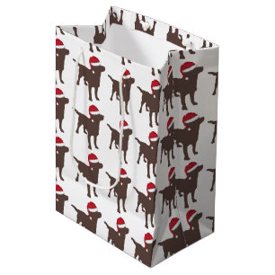 Labrador Retriever - Chocolate - in de rode Santa Medium Cadeauzakje