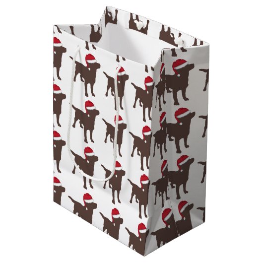 Labrador Retriever - Chocolate - in de rode Santa Medium Cadeauzakje (Voorkant Gekanteld)