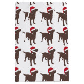 Labrador Retriever - Chocolate - in de rode Santa Medium Cadeauzakje (Voorkant)