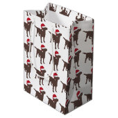 Labrador Retriever - Chocolate - in de rode Santa Medium Cadeauzakje (Achterkant Gekanteld)