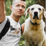Labrador Retriever Dad Chocolate Black Yellow T-shirt<br><div class="desc">Dit ontwerp is gemaakt van mijn één-van-een-soort vloeibaar acrylschilderij. Het kan worden gepersonaliseerd door op de knop Aanpassen te klikken en de naam, initialen of woorden te wijzigen. U kunt de tekstkleur en de stijl ook veranderen of de tekst voor een slechts ontwerp van het afbeelding schrappen. Neem contact met...</div>