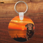 Labrador Retriever Hond Zittend naast zonsondergan Sleutelhanger (Voorkant)