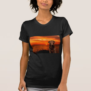 Labrador Retriever Hond Zittend naast zonsondergan T-shirt