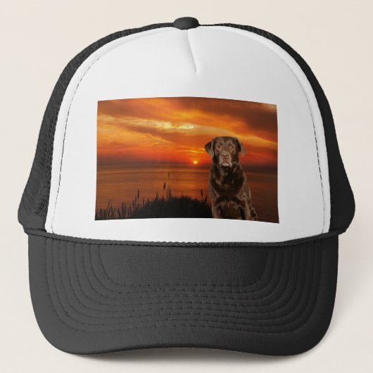 Labrador Retriever Hond Zittend naast zonsondergan Trucker Pet (Voorkant)