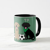 Labrador Retriever Honden Spelen Voetbal Mok (Voorkant rechts)