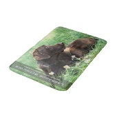 Labrador Retriever in gras en paarse bloemen Badmat (Gekanteld)