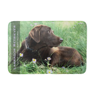 Labrador Retriever in gras- en paarse bloemen Badmat