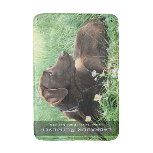 Labrador Retriever in gras en paarse bloemen Badmat (Voorkant Verticaal)