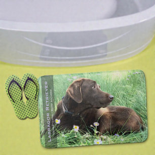 Labrador Retriever in gras en paarse bloemen Badmat