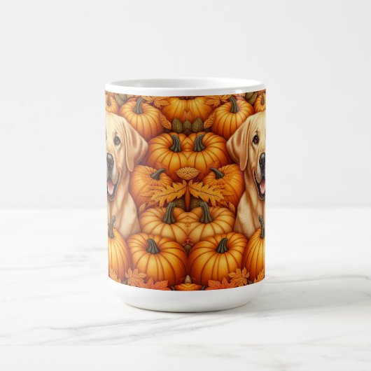 Labrador Retriever met herfstbladeren en pompoenen Koffiemok (Center)