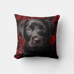 Labrador retriever puppy met rozen kussen