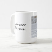 Labrador Retrievers speelt in de sneeuw. Koffiemok (Voorkant links)