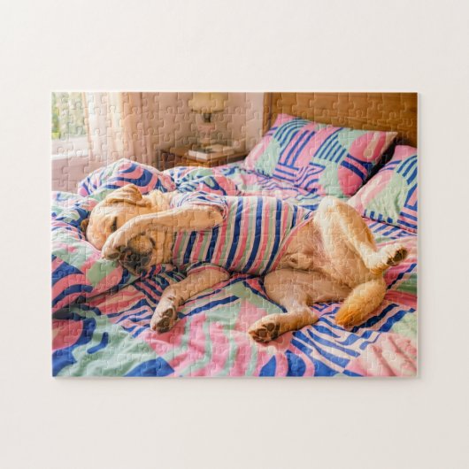 Labrador rustend op kleurrijke beddensprei legpuzzel (Horizontaal)
