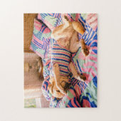 Labrador rustend op kleurrijke beddensprei legpuzzel (Verticaal)