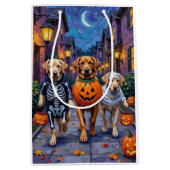 Labrador Trick-or-Treating in Halloween kostuums Medium Cadeauzakje (Voorkant)
