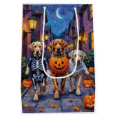 Labrador Trick-or-Treating in Halloween kostuums Medium Cadeauzakje (Achterkant)