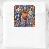 Labrador Trick-or-Treating in Halloween kostuums Vierkante Sticker (Tas)