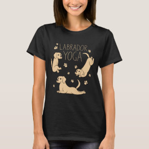 Labrador yoga stelt positie in eigenaar van honden t-shirt