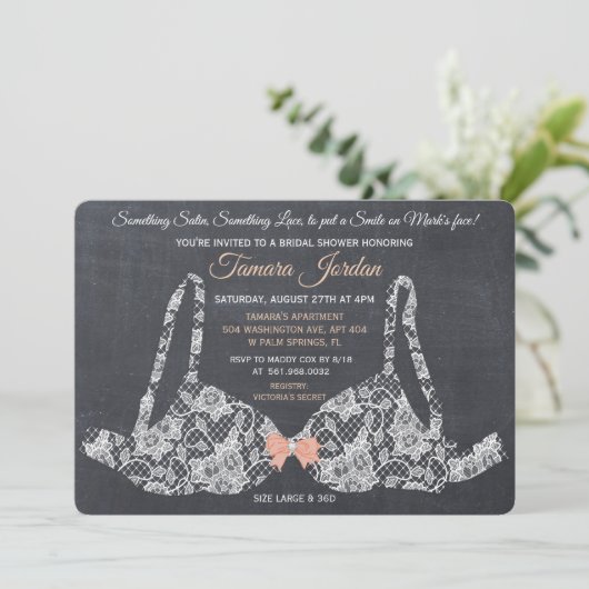 Lace Bra Vrijgezellenfeest Chalkboard Invitation Kaart (Staand voorkant)