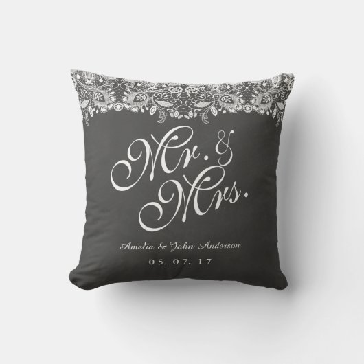 Lace Chalkboard Mr en Mrs Wedding Pillow Kussen (Voorkant)