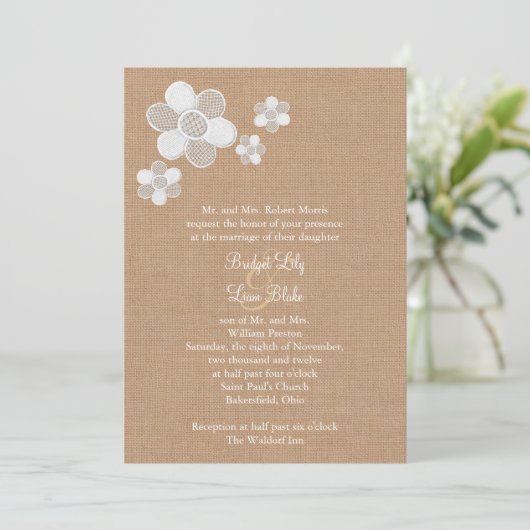  Lace Flowers op Burlap Wedding Invitation Kaart (Staand voorkant)