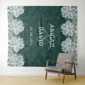 Lace on Emerald Green Faux Velvet Wedding Backdrop Wandkleed (In Situ (horizontaal))