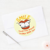 Lach en de wereld glimlacht met jou ronde sticker (Envelop)