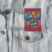 Lach Het Is Leuk T-Shirt – Positieve Vibes Grafisc Button (Insitu)