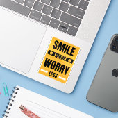 Lach meer, maak je minder zorgen sticker (Laptop met iPhone)
