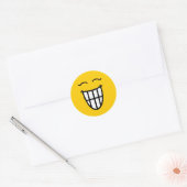 Lach met een taaie glimlach ronde sticker (Envelop)