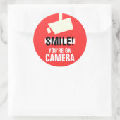 Lach! U bent op camera-stickers Ronde Sticker (Tas)