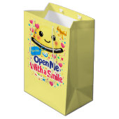 Lach voordat je hem opent, grappige cadeautas (Achterkant Gekanteld)