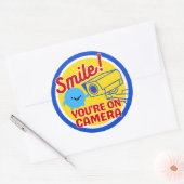 Lachen die je in camera hebt ronde sticker (Envelop)