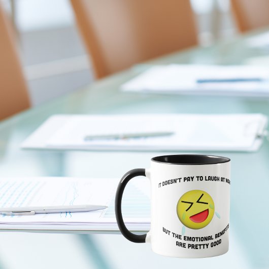 Lachen op het werk loont niet mok