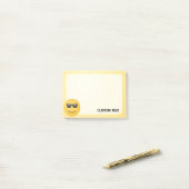 Lachend gezicht met zonnebril post-it® notes (Op bureau)