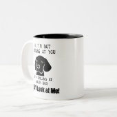 Lachend naar je hond tweekleurige koffiemok (Voorkant links)