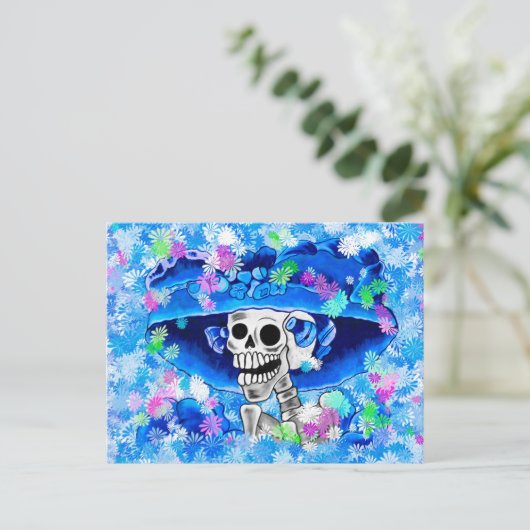 Lachend Skelet Vrouw in Blauw Bonnet op Blauw Briefkaart (Staand voorkant)