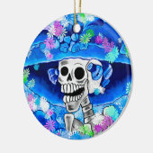 Lachend Skelet Vrouw in Blauw Bonnet op Blauw Keramisch Ornament (Links)