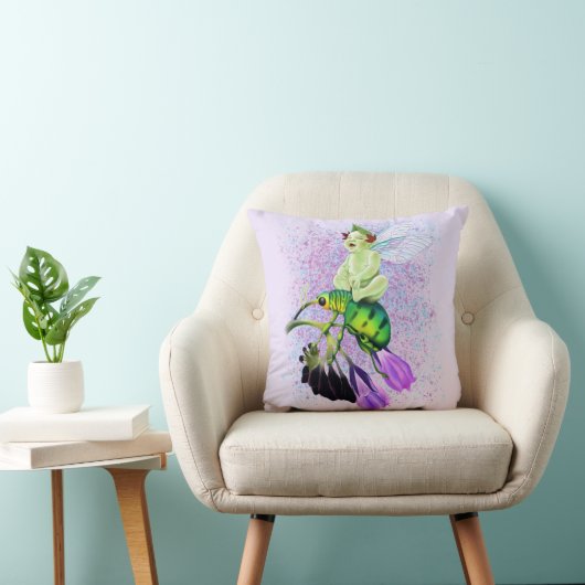 Lachende Baby Pixie Rijden op een kever Kussen (Stoel)