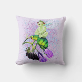 Lachende Baby Pixie Rijden op een kever Kussen