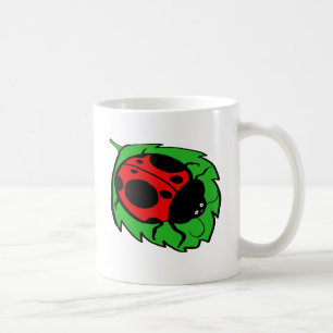 Lachende lieveheersbeestje op een groen blad koffiemok