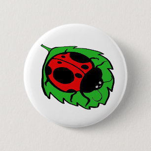 Lachende lieveheersbeestje op een groen blad ronde button 5,7 cm