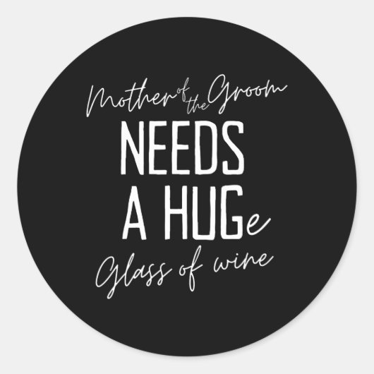 Lachende moeder van de bruidegom heeft een flinke  ronde sticker (Voorkant)