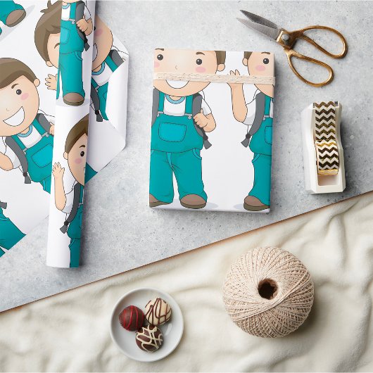 Lachende schooljongen met rugzak cadeaupapier