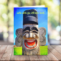 Lachende Totem gezicht glimlach terwijl je tanden 