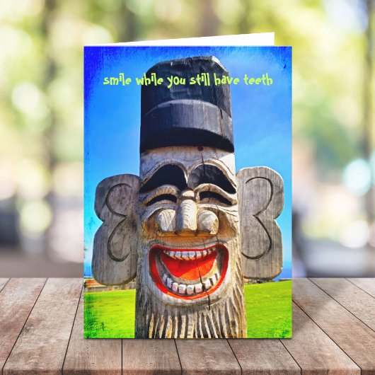 Lachende Totem gezicht glimlach terwijl je tanden  Kaart