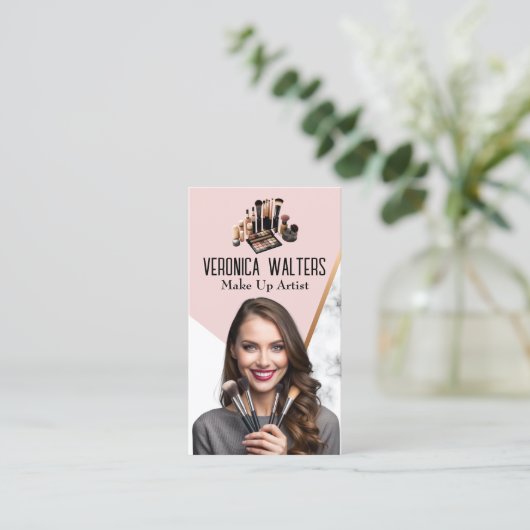 Lachende vrouw met make-upkwasten visitekaartje (Staand voorkant)
